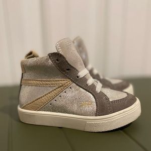 Freshly Picked toddler high tops size 6